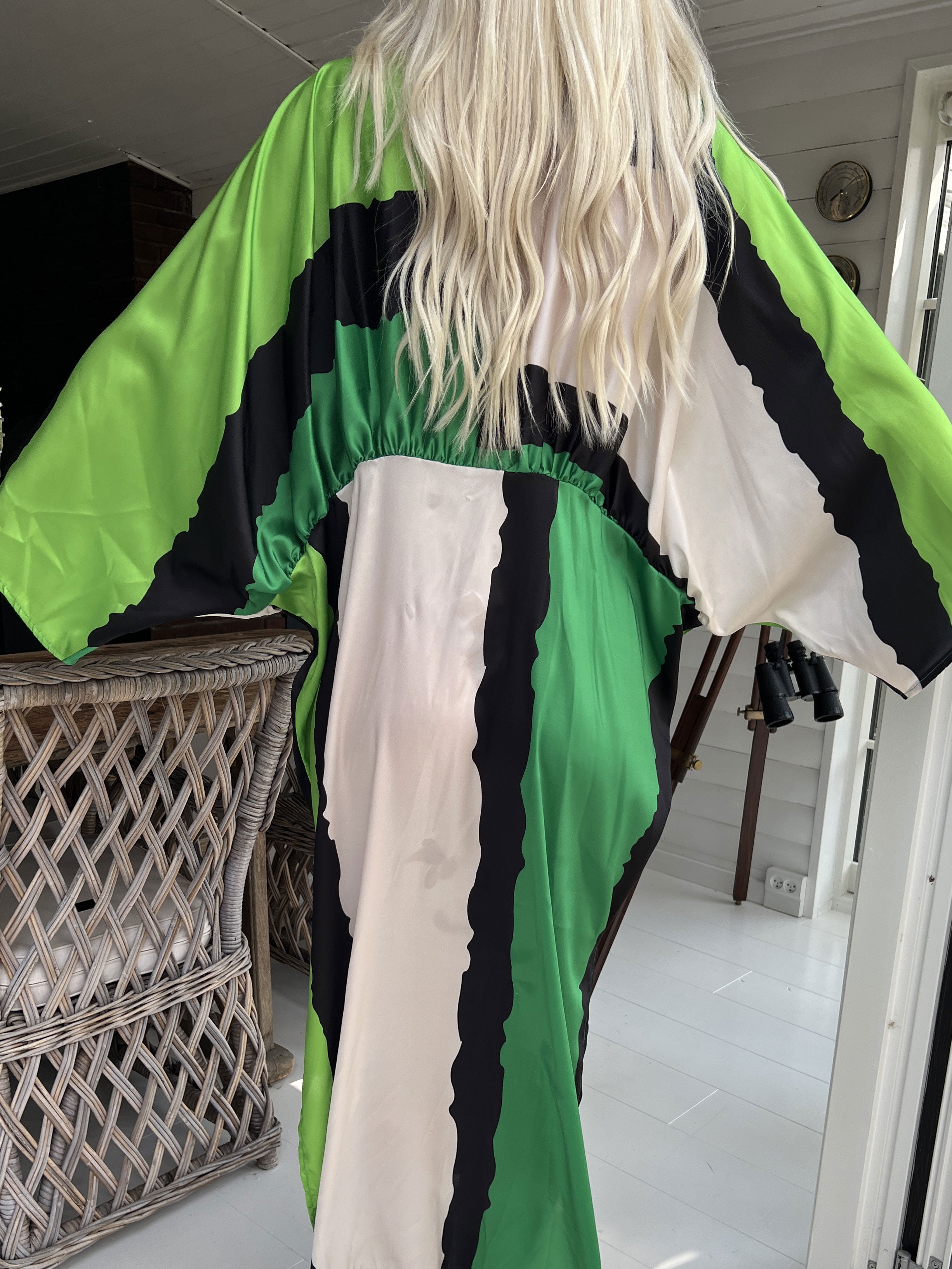 Dita - Lang smuk flerfarvet kjole i silkelook